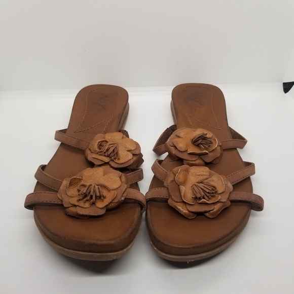 Naya Bristol brown leather flower slide sandals 8M - Picture 3 of 10